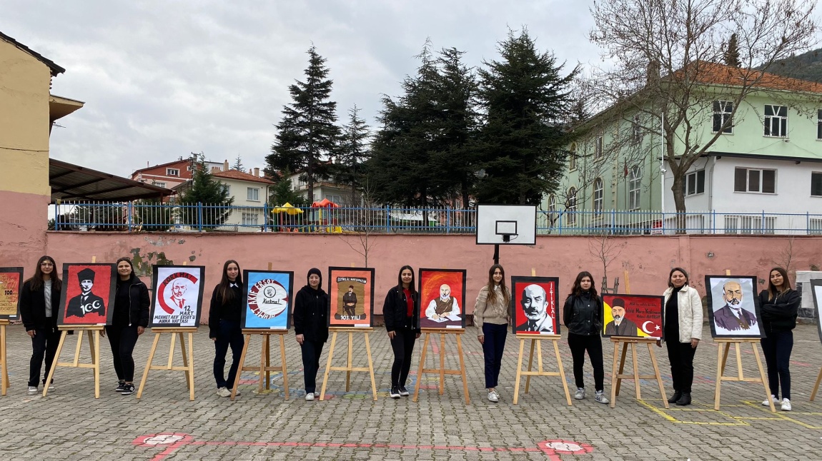 12 Mart İstiklal Marşının Kabulü ve Mehmet Akif Ersoy'u Anma Haftası Resim Sergisi Büyük İlgi Gördü